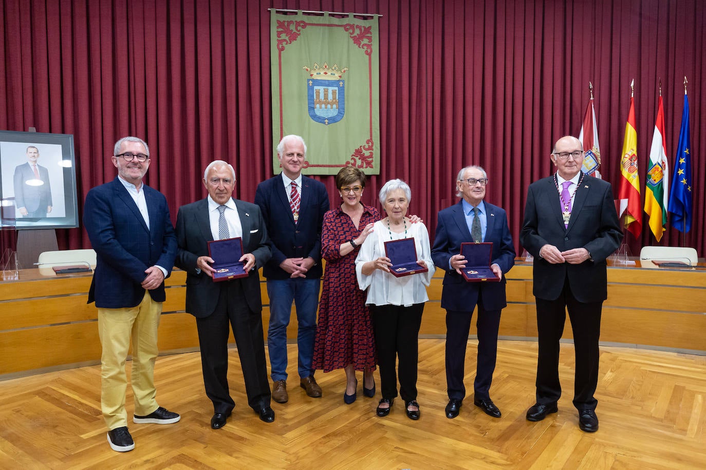 Fotos: Bezares, Hernáez y Rodríguez Moroy ya tienen sus insignias de Logroño