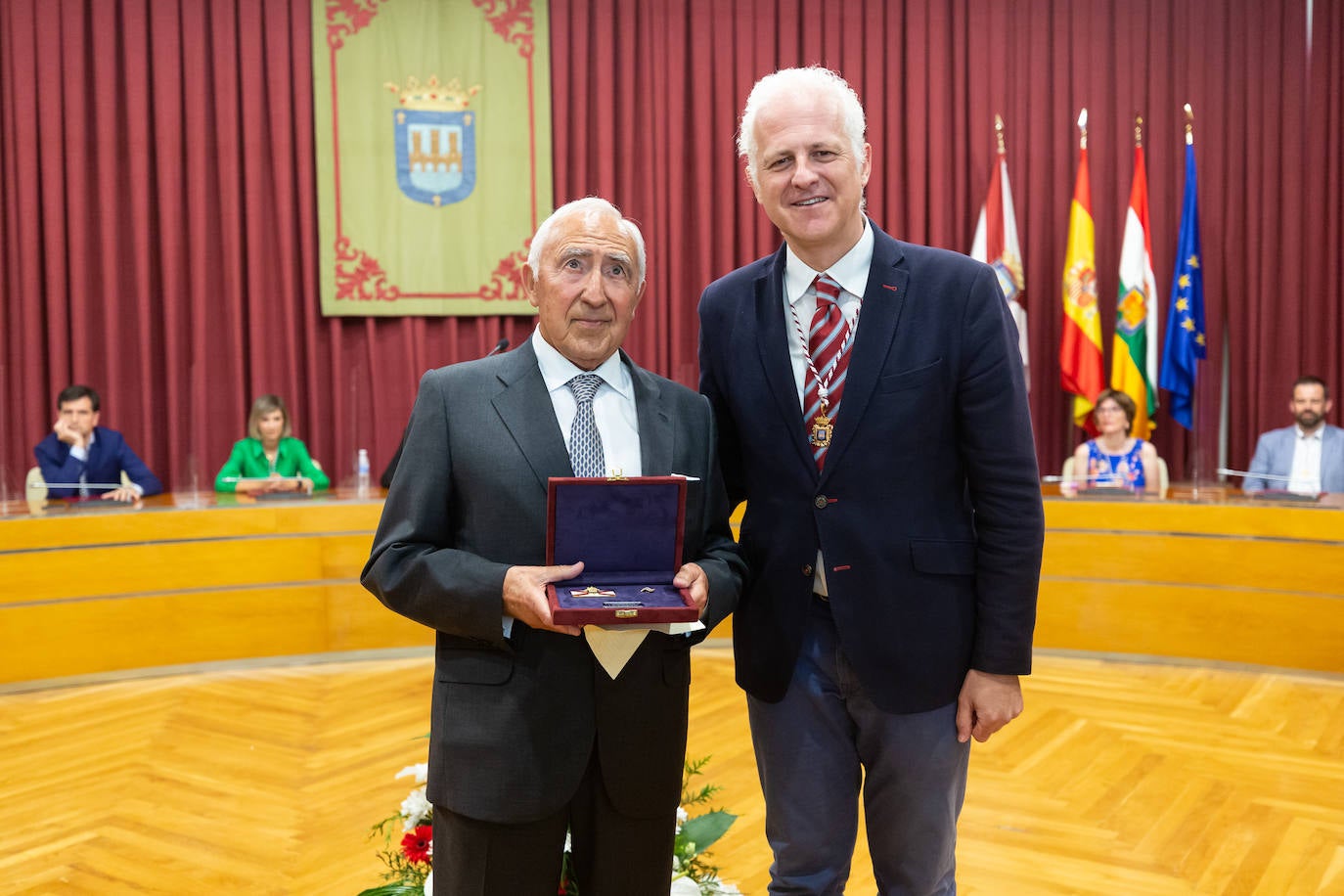 Fotos: Bezares, Hernáez y Rodríguez Moroy ya tienen sus insignias de Logroño