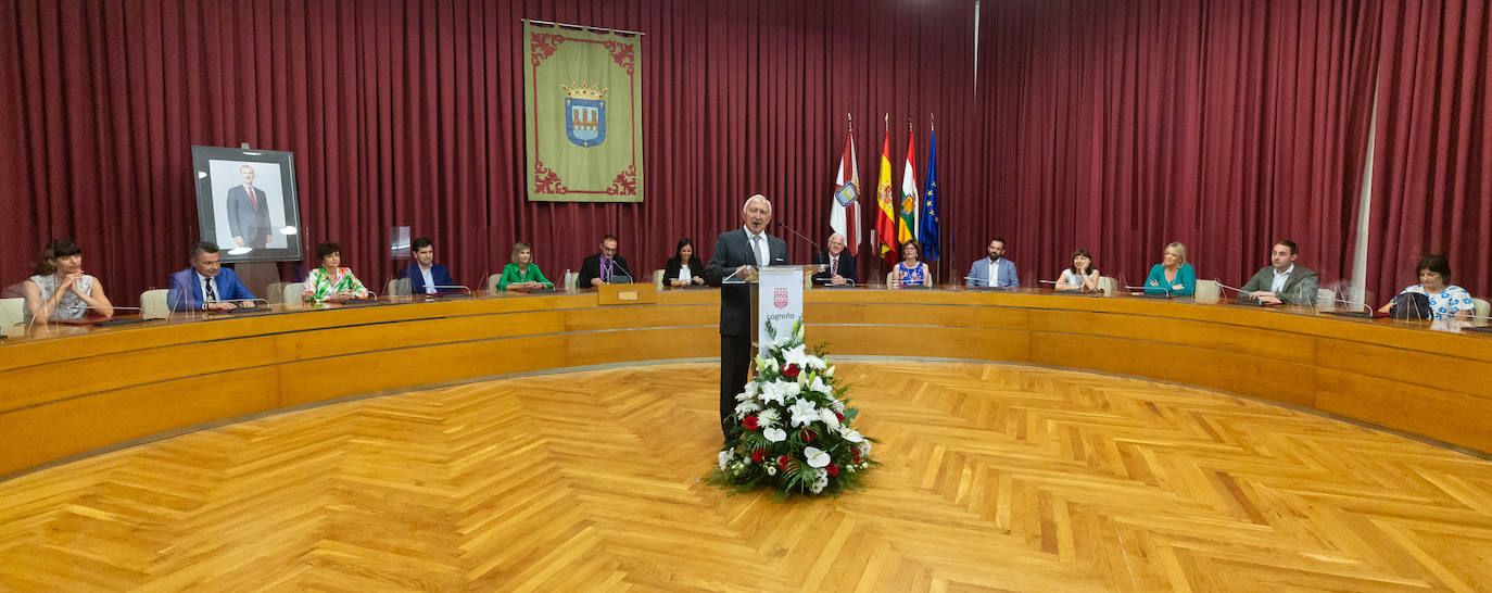 Fotos: Bezares, Hernáez y Rodríguez Moroy ya tienen sus insignias de Logroño