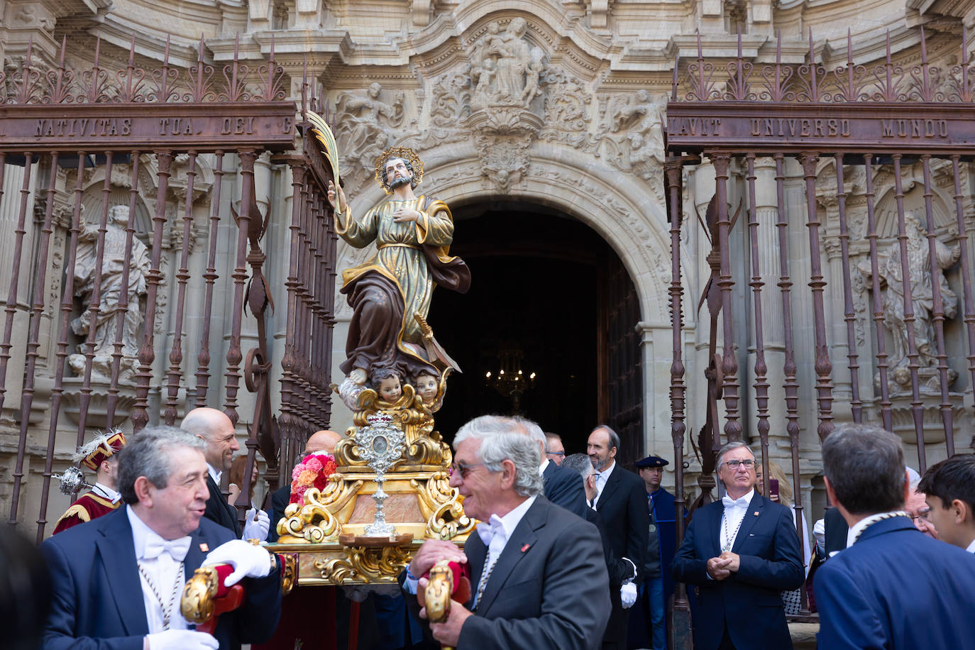 Fotos: Los ecos de la pandemia marcan los tradicionales banderazos de San Bernabé