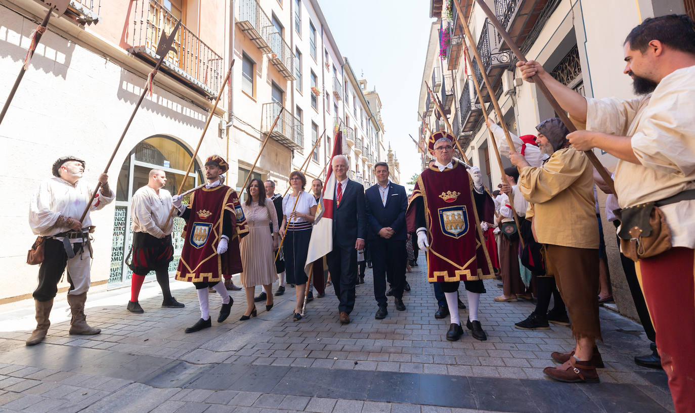 Fotos: Los ecos de la pandemia marcan los tradicionales banderazos de San Bernabé