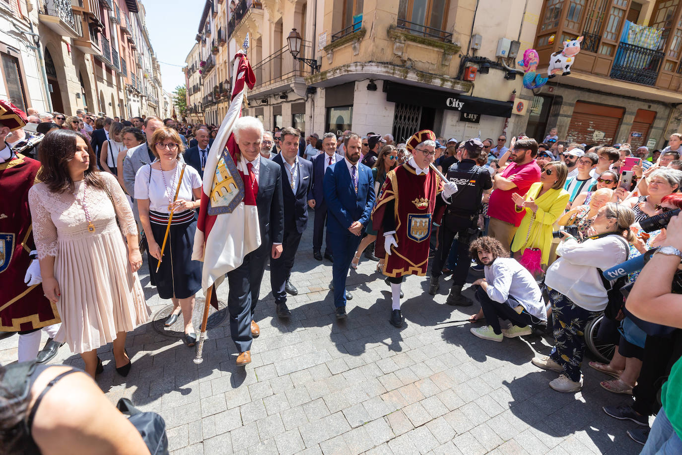 Fotos: Los ecos de la pandemia marcan los tradicionales banderazos de San Bernabé