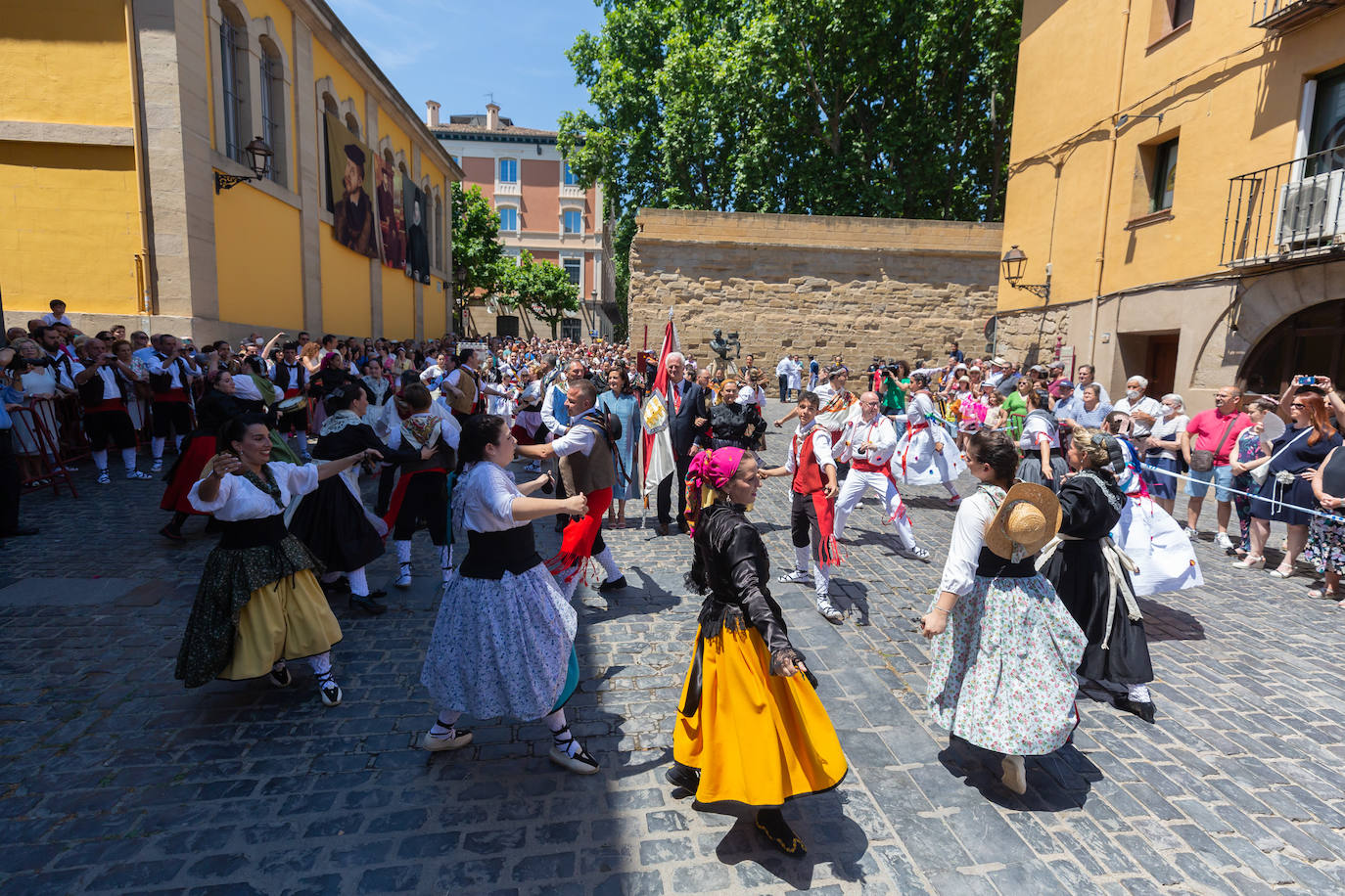 Fotos: Los ecos de la pandemia marcan los tradicionales banderazos de San Bernabé