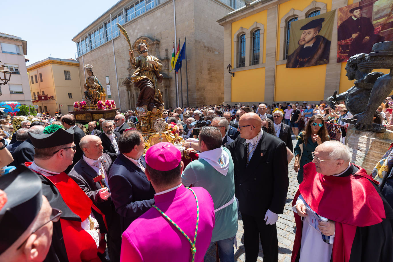 Fotos: Los ecos de la pandemia marcan los tradicionales banderazos de San Bernabé