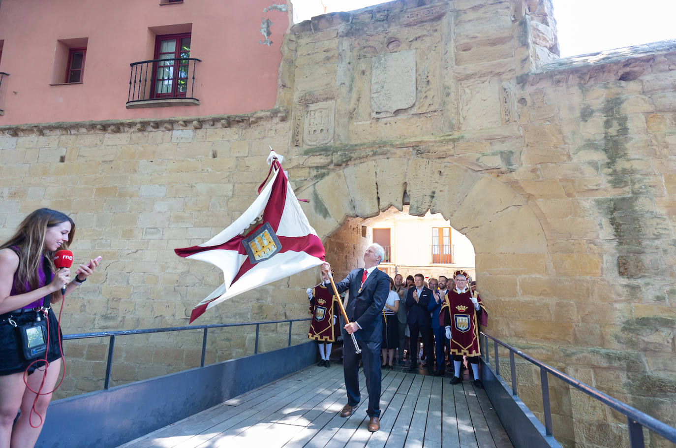 Fotos: Los ecos de la pandemia marcan los tradicionales banderazos de San Bernabé