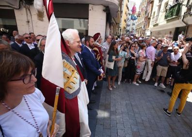 Imagen secundaria 1 - Fiestas de San Bernabé: Miles de logroñeses a la sombra de su enseña