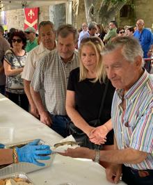 Imagen secundaria 2 - Fiestas de San Bernabé: Largas filas y muchas ganas en el reparto del pez