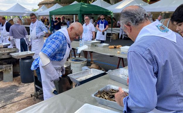 Imagen principal - Fiestas de San Bernabé: Largas filas y muchas ganas en el reparto del pez