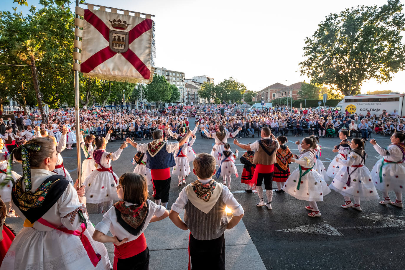 Fotos: Ofrenda floral por San Bernabé