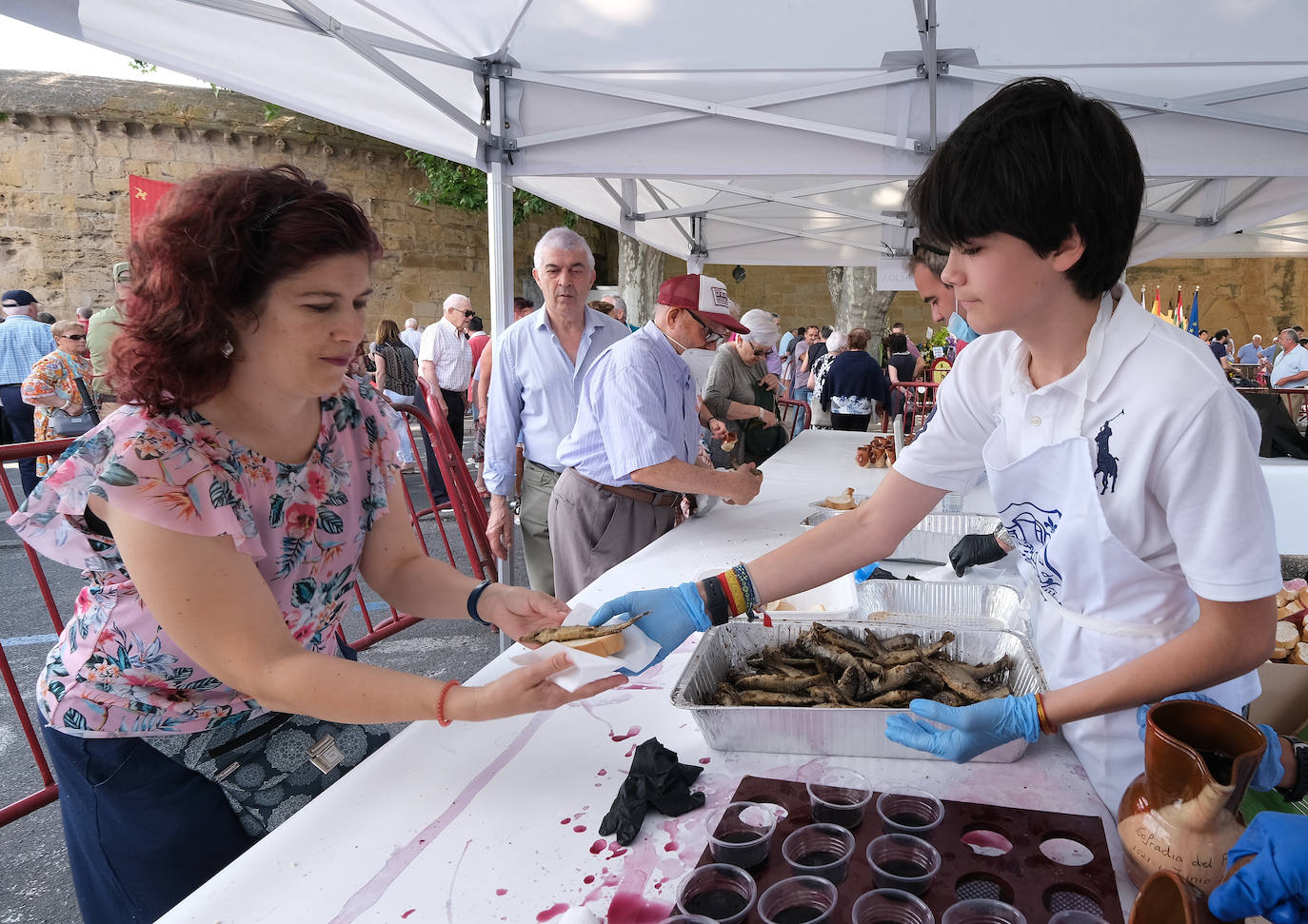 Fotos: Reparto del pez, pan y vino