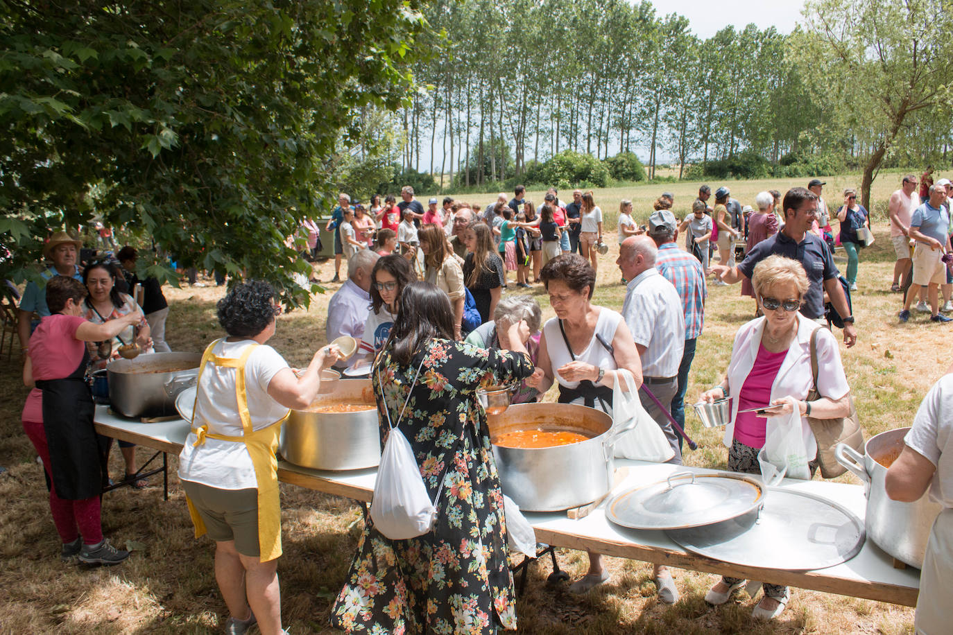 Fotos: Cientos de personas celebran la romería de Las Abejas comiendo lentejas