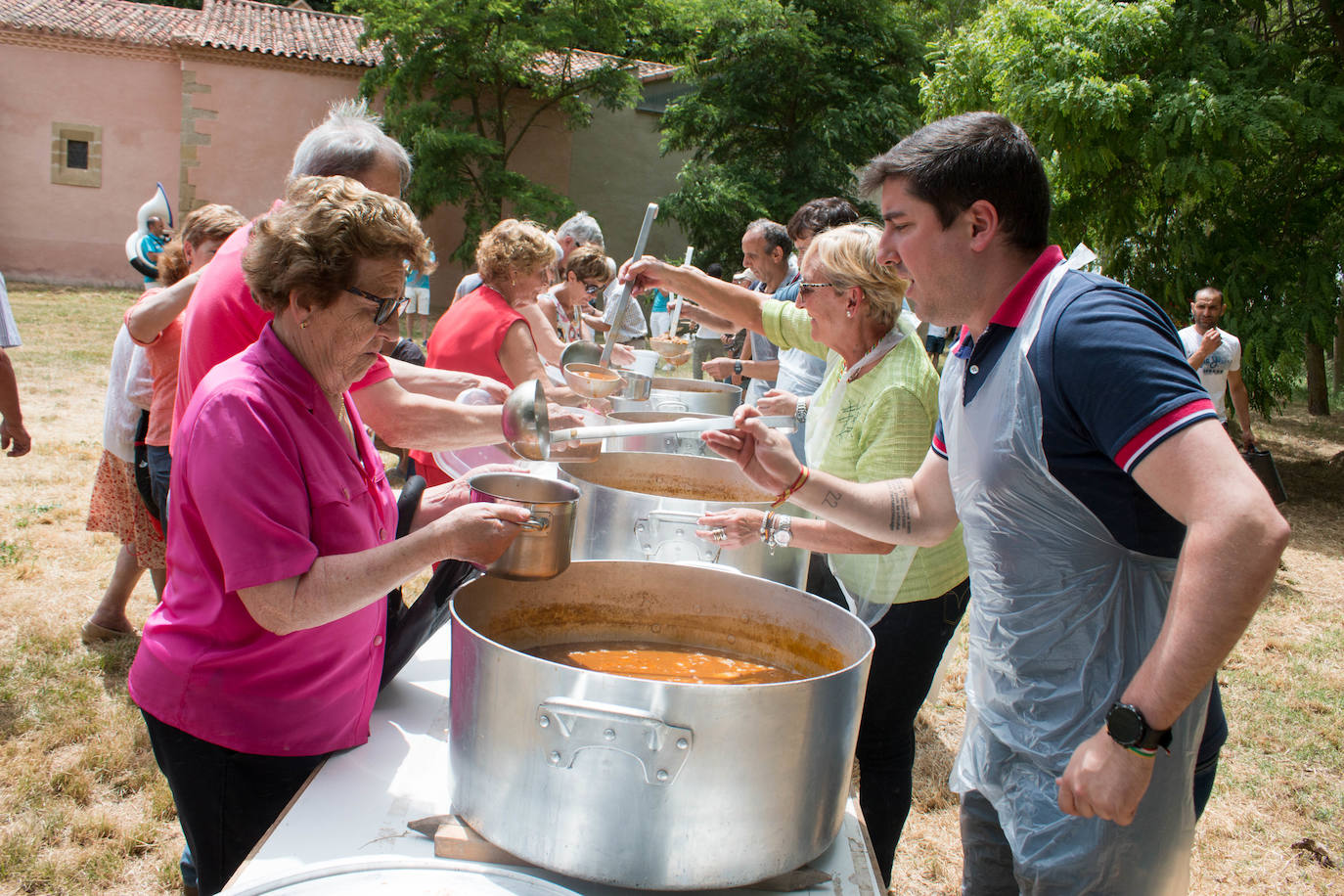 Fotos: Cientos de personas celebran la romería de Las Abejas comiendo lentejas