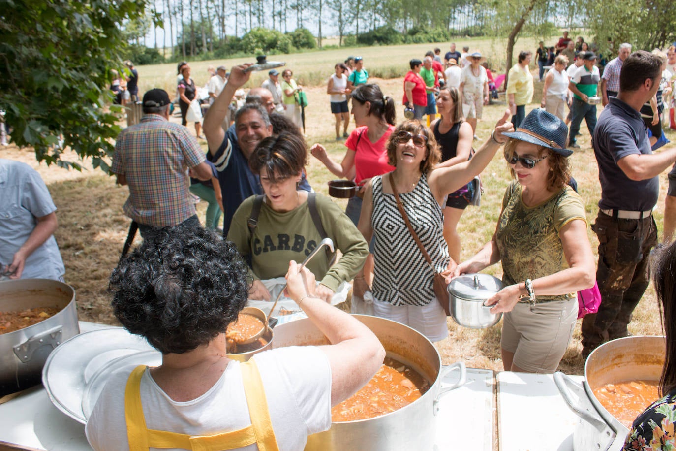 Fotos: Cientos de personas celebran la romería de Las Abejas comiendo lentejas