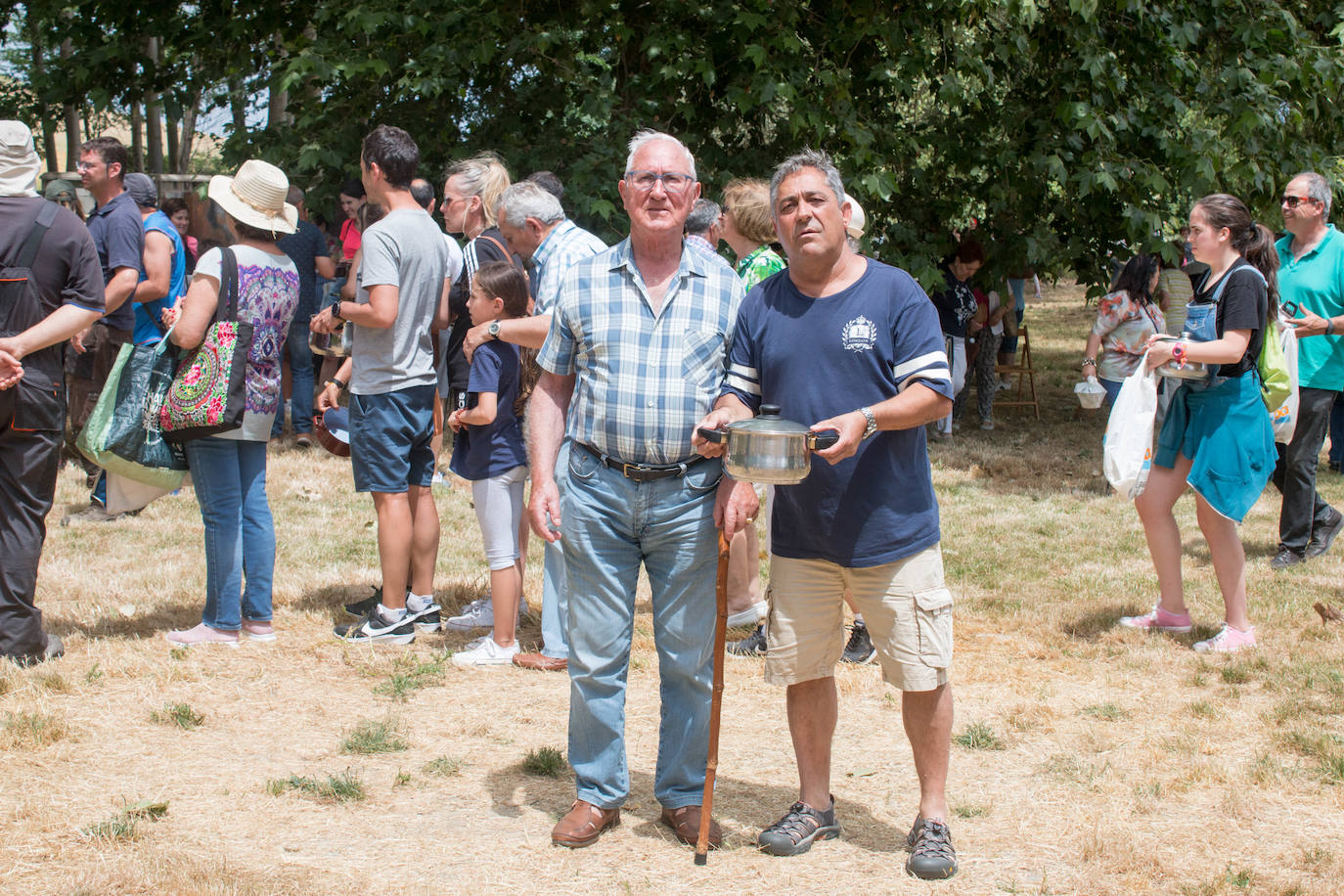 Fotos: Cientos de personas celebran la romería de Las Abejas comiendo lentejas