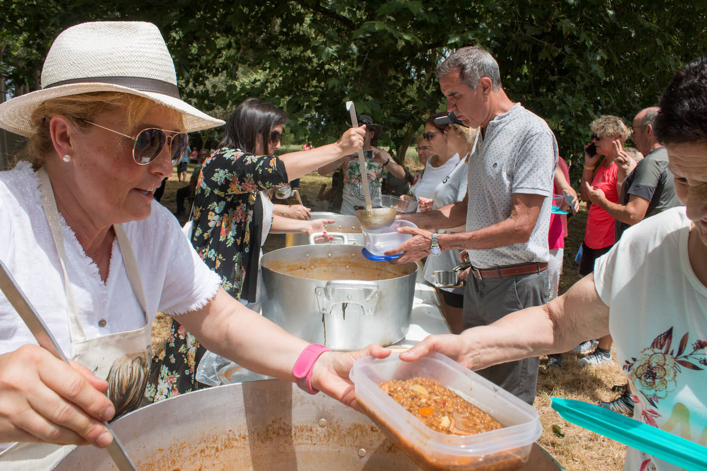 Fotos: Cientos de personas celebran la romería de Las Abejas comiendo lentejas