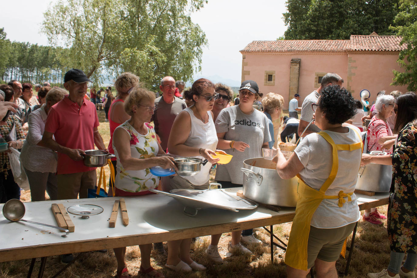 Fotos: Cientos de personas celebran la romería de Las Abejas comiendo lentejas