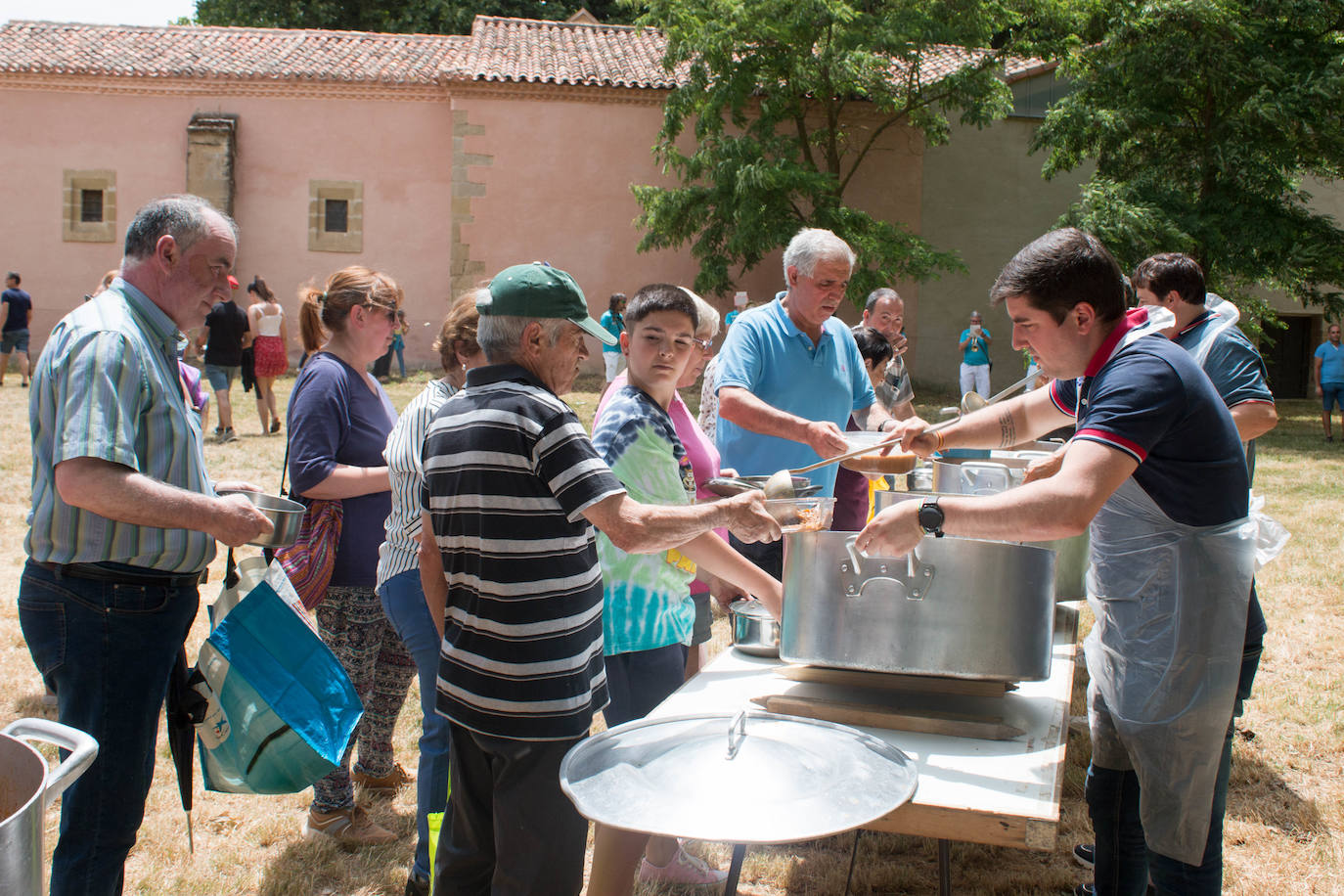 Fotos: Cientos de personas celebran la romería de Las Abejas comiendo lentejas