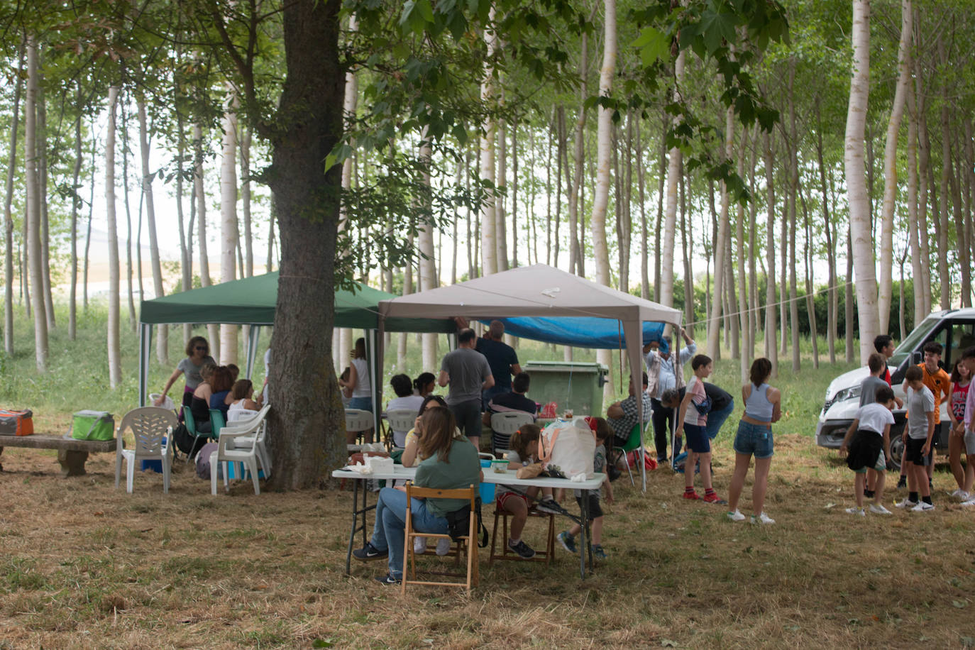 Fotos: Cientos de personas celebran la romería de Las Abejas comiendo lentejas