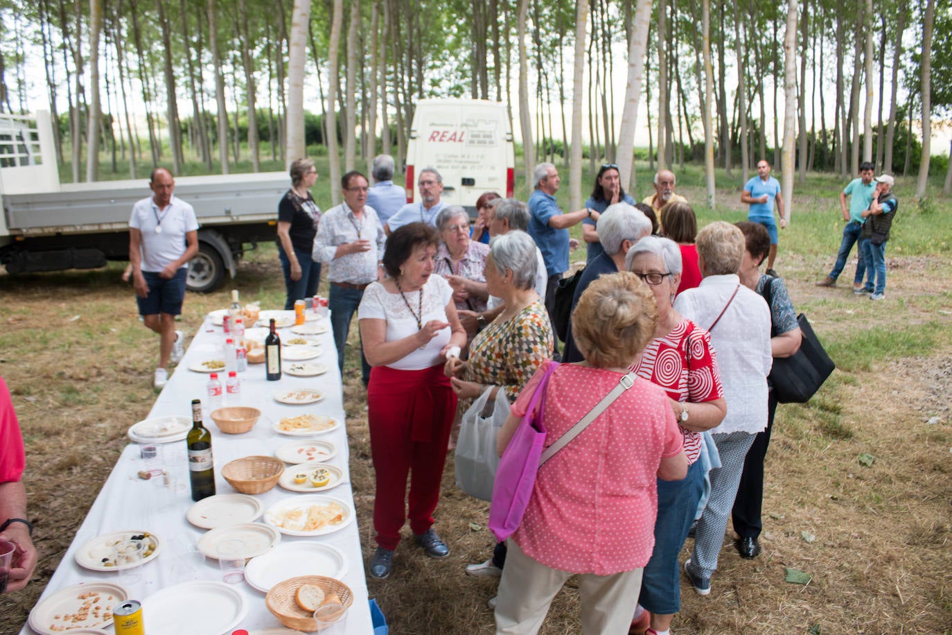 Fotos: Cientos de personas celebran la romería de Las Abejas comiendo lentejas