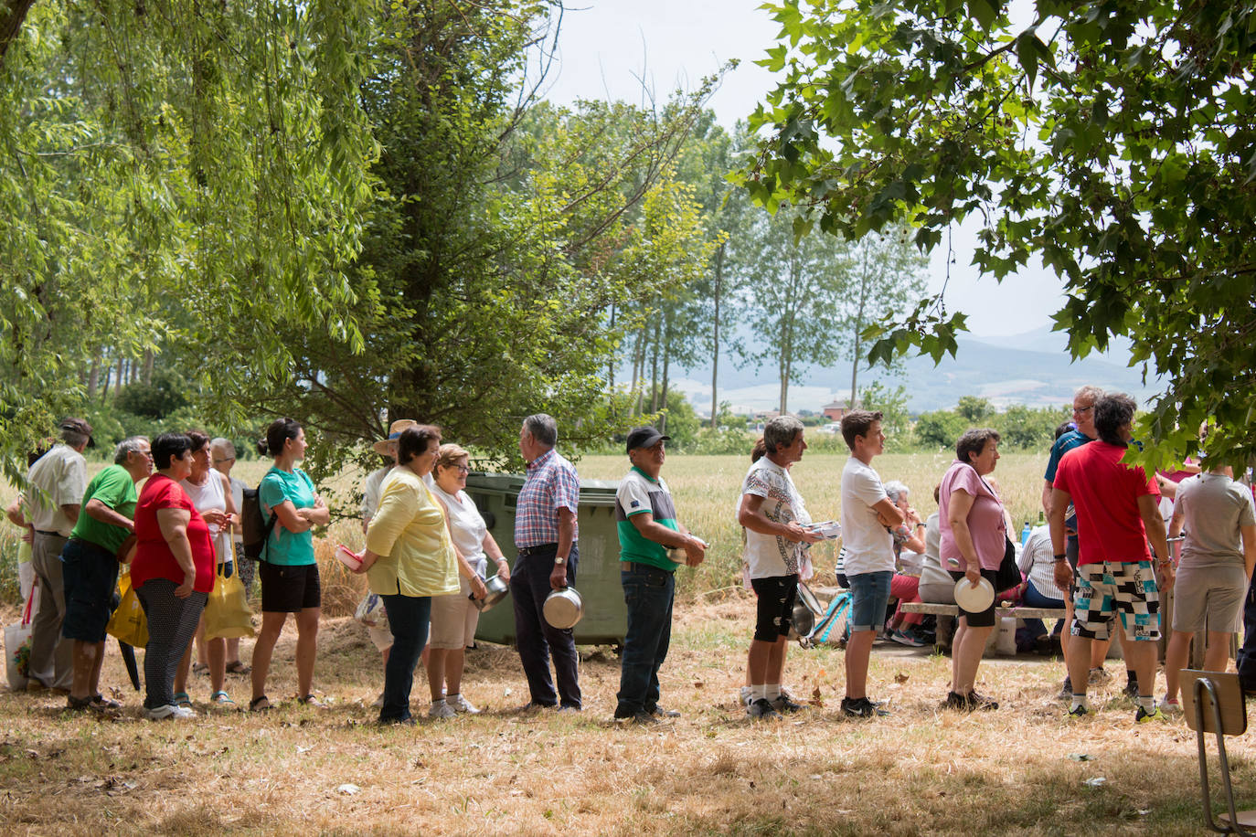 Fotos: Cientos de personas celebran la romería de Las Abejas comiendo lentejas