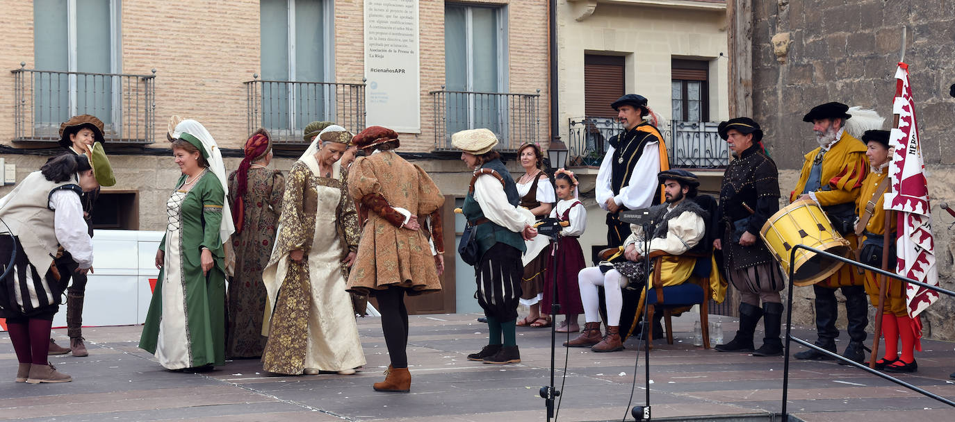 Fotos: Entrega de las flores de lis al escudo de Logroño por parte de Carlos V