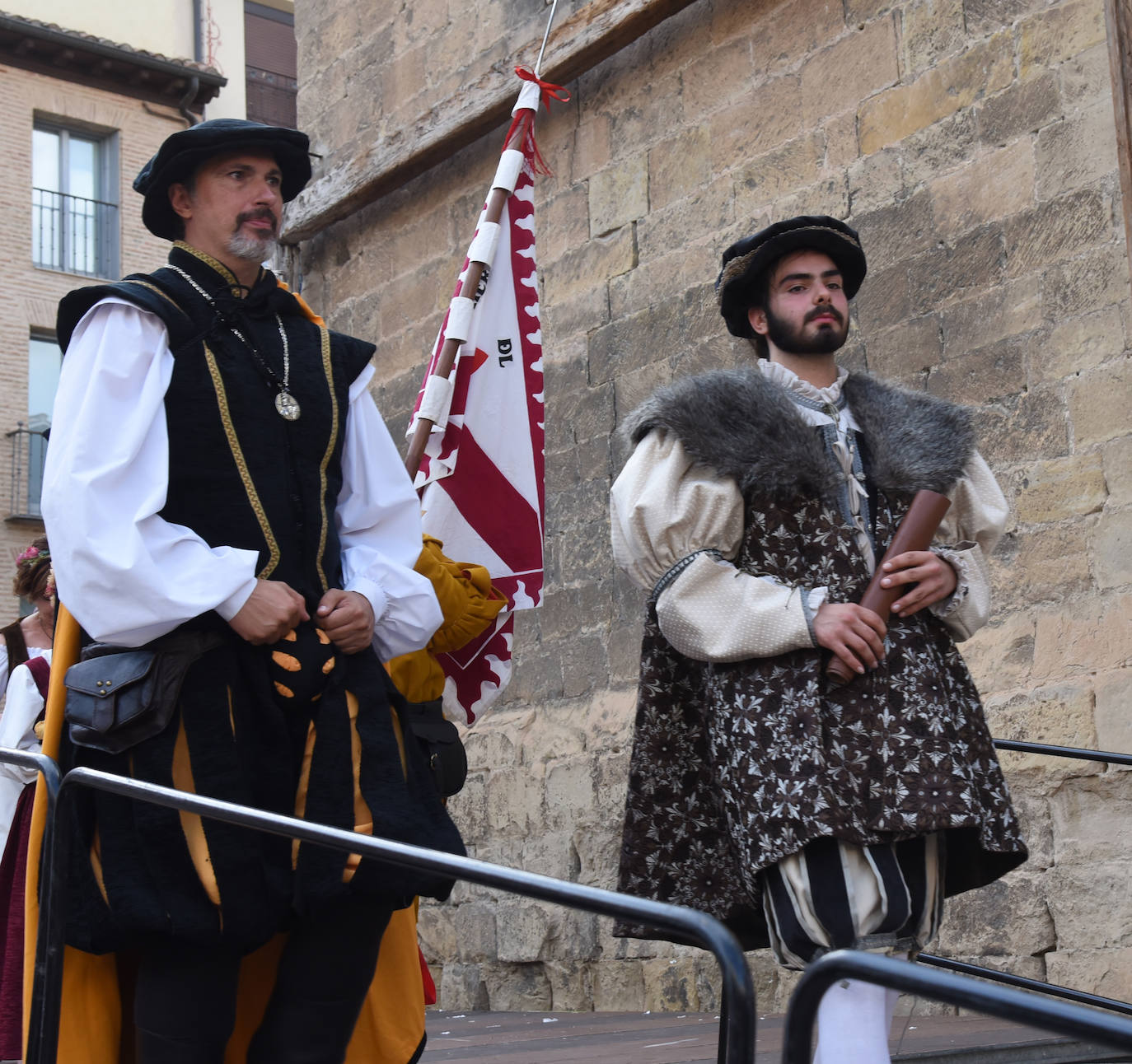 Fotos: Entrega de las flores de lis al escudo de Logroño por parte de Carlos V