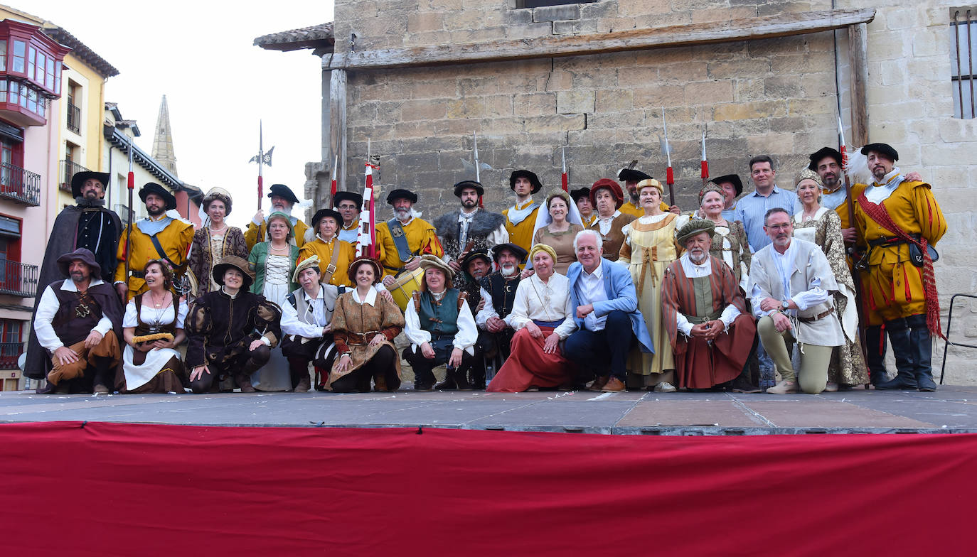 Fotos: Entrega de las flores de lis al escudo de Logroño por parte de Carlos V