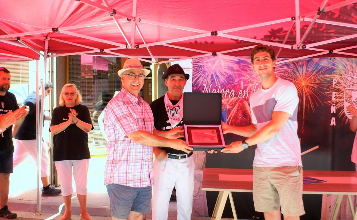 Fermín Villar entrega la placa a Antonio y Adrián Cerrajería. 