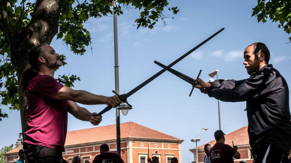 Exhibición de esgrima en los jardines de Juanita Madroñero