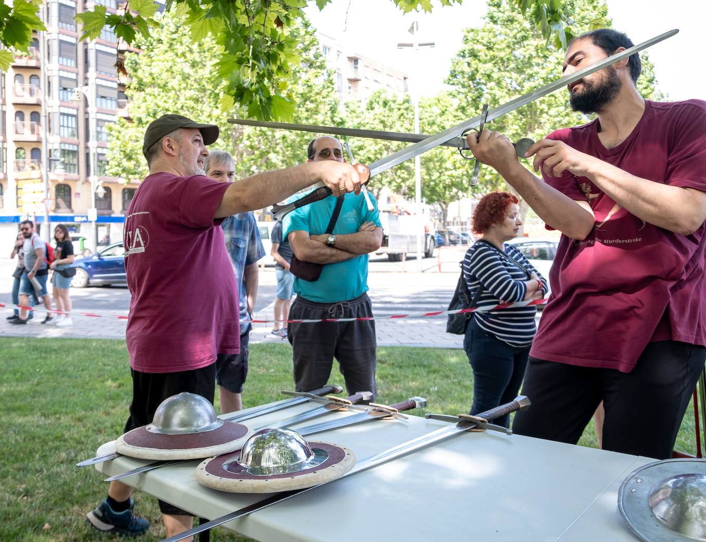 Fotos: Exhibición de esgrima en los jardines de Juanita Madroñero