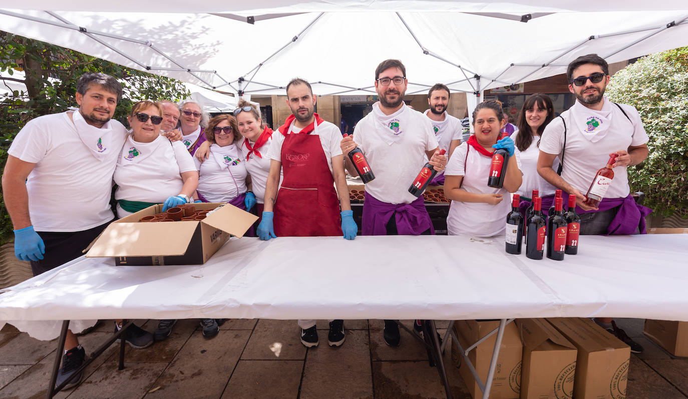 Fotos: El reparto de unas 1.000 raciones del tradicional toro guisado remató el Voto de San Bernabé