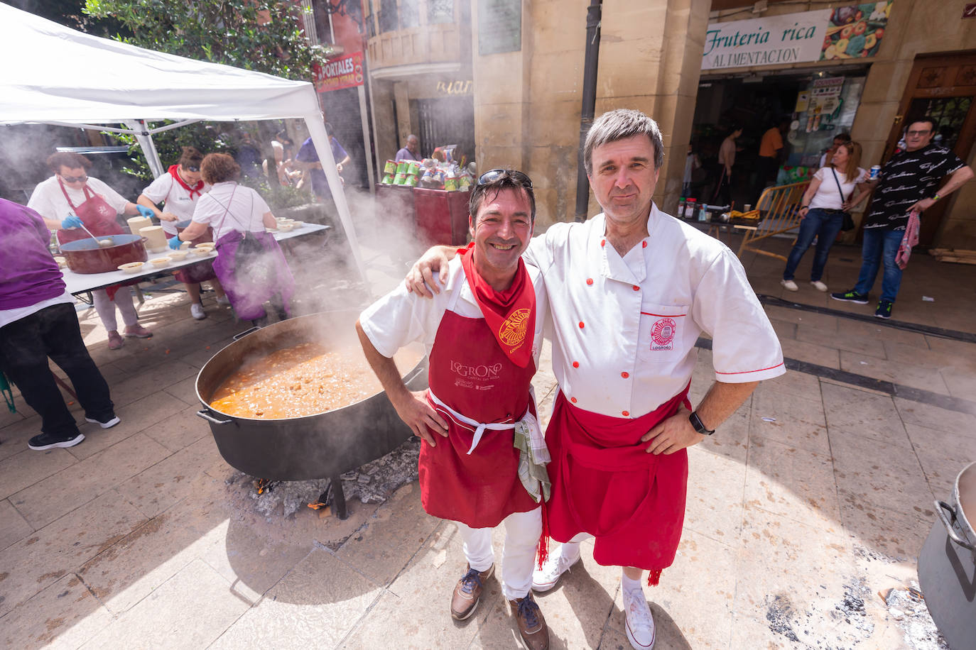 Fotos: El reparto de unas 1.000 raciones del tradicional toro guisado remató el Voto de San Bernabé