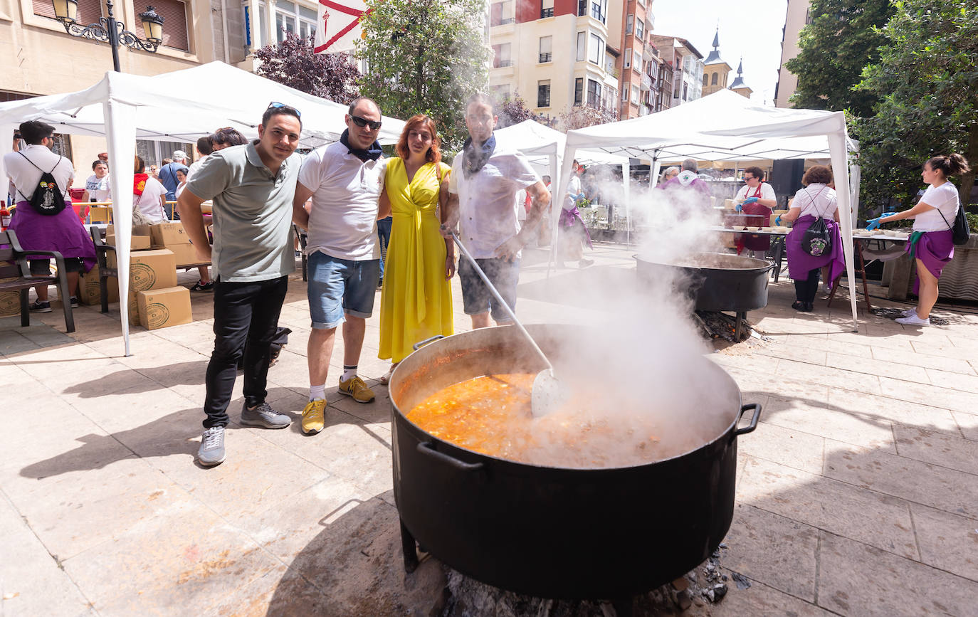 Fotos: El reparto de unas 1.000 raciones del tradicional toro guisado remató el Voto de San Bernabé