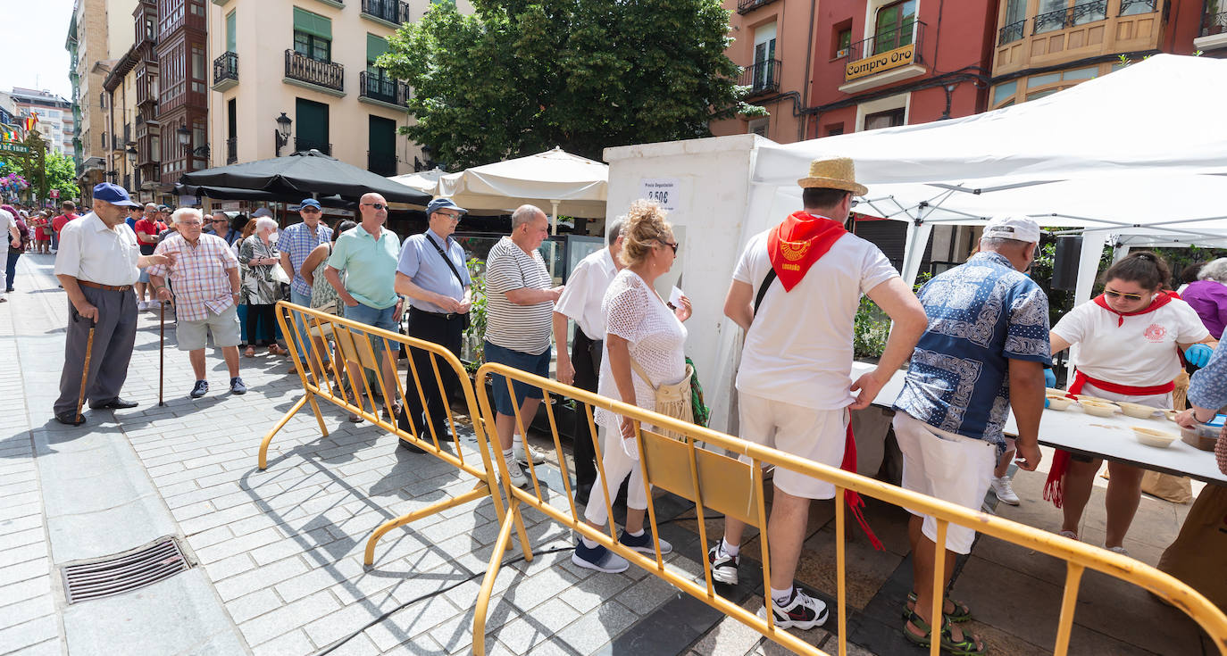 Fotos: El reparto de unas 1.000 raciones del tradicional toro guisado remató el Voto de San Bernabé