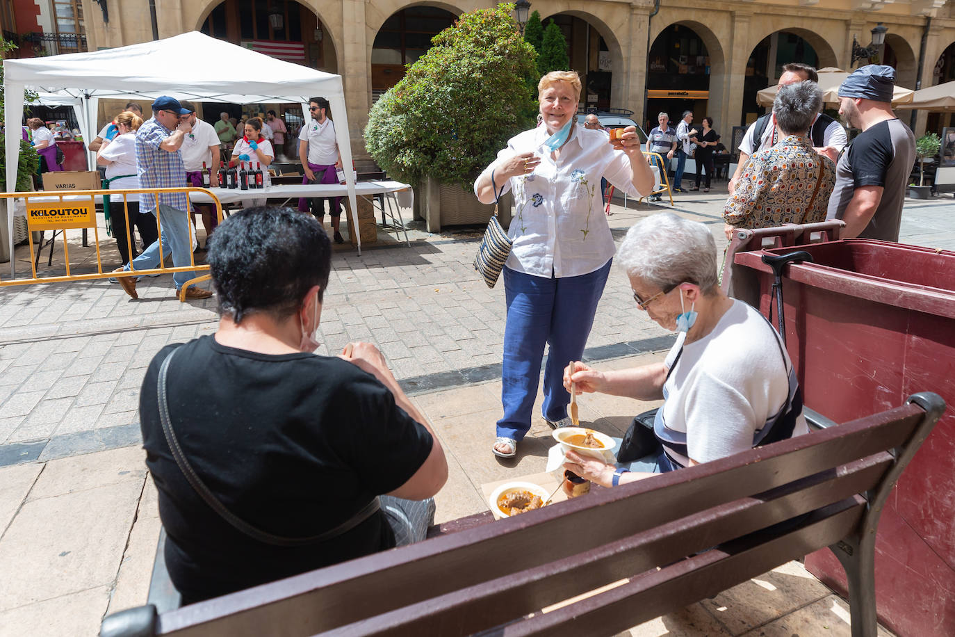 Fotos: El reparto de unas 1.000 raciones del tradicional toro guisado remató el Voto de San Bernabé