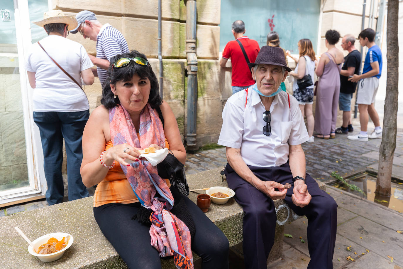 Fotos: El reparto de unas 1.000 raciones del tradicional toro guisado remató el Voto de San Bernabé