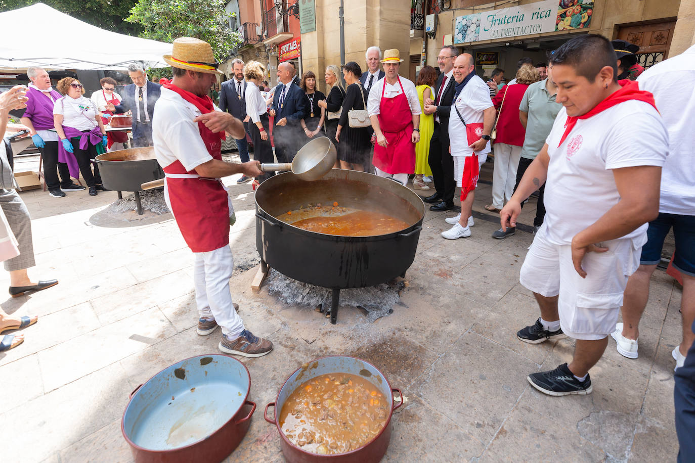 Fotos: El reparto de unas 1.000 raciones del tradicional toro guisado remató el Voto de San Bernabé