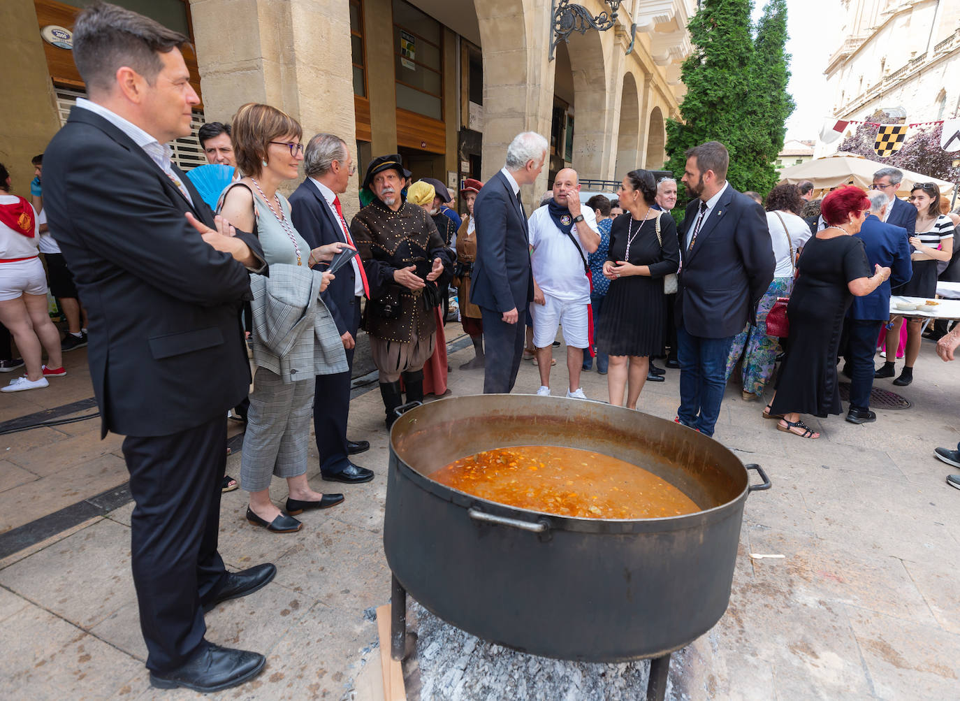 Fotos: El reparto de unas 1.000 raciones del tradicional toro guisado remató el Voto de San Bernabé