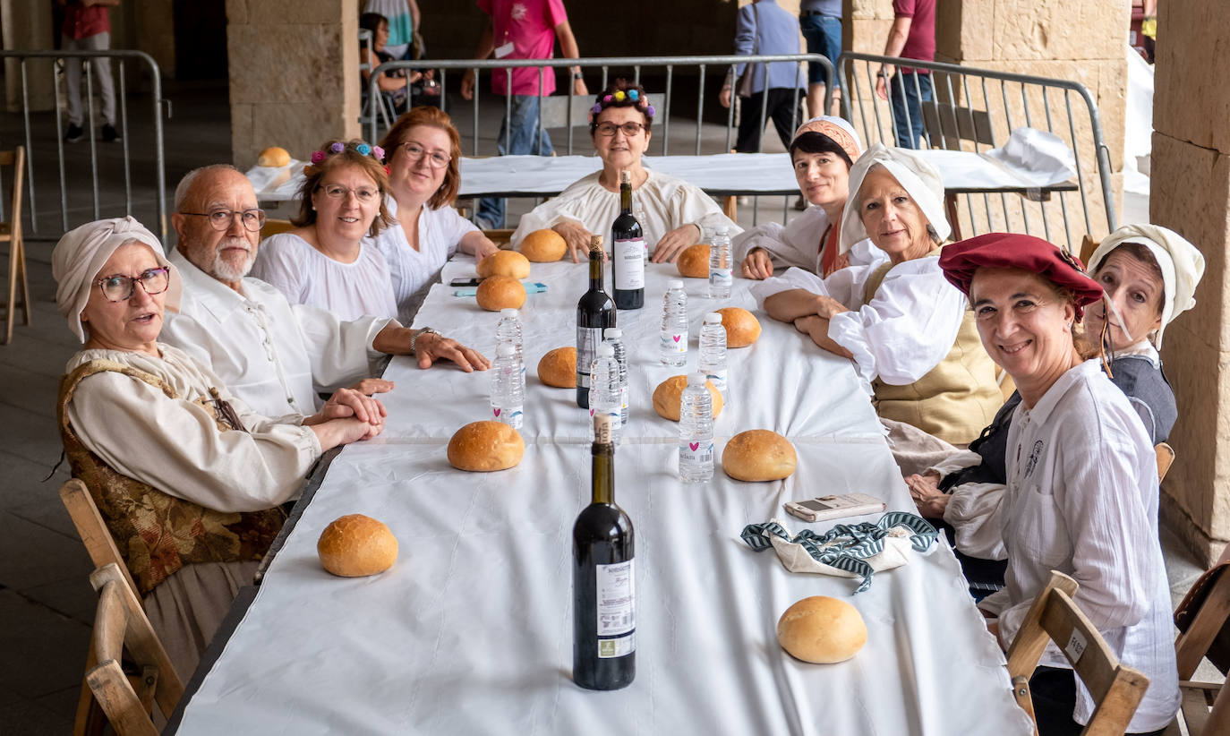 Fotos: Comida renacentista en los soportales del Ayuntamiento