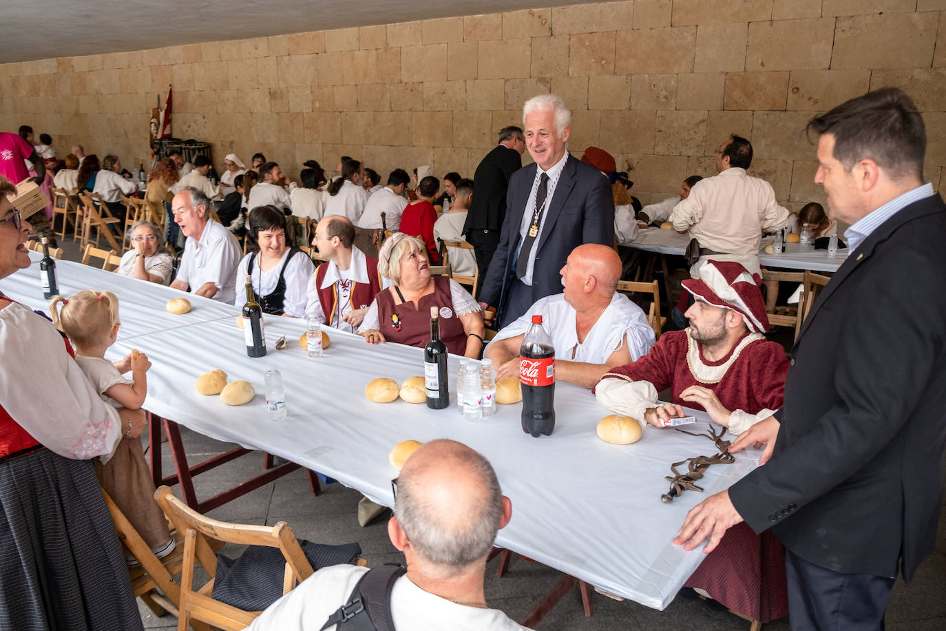 Fotos: Comida renacentista en los soportales del Ayuntamiento