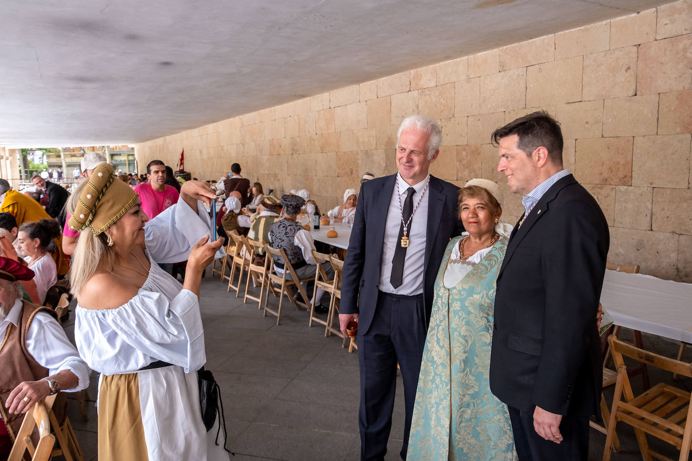 Fotos: Comida renacentista en los soportales del Ayuntamiento