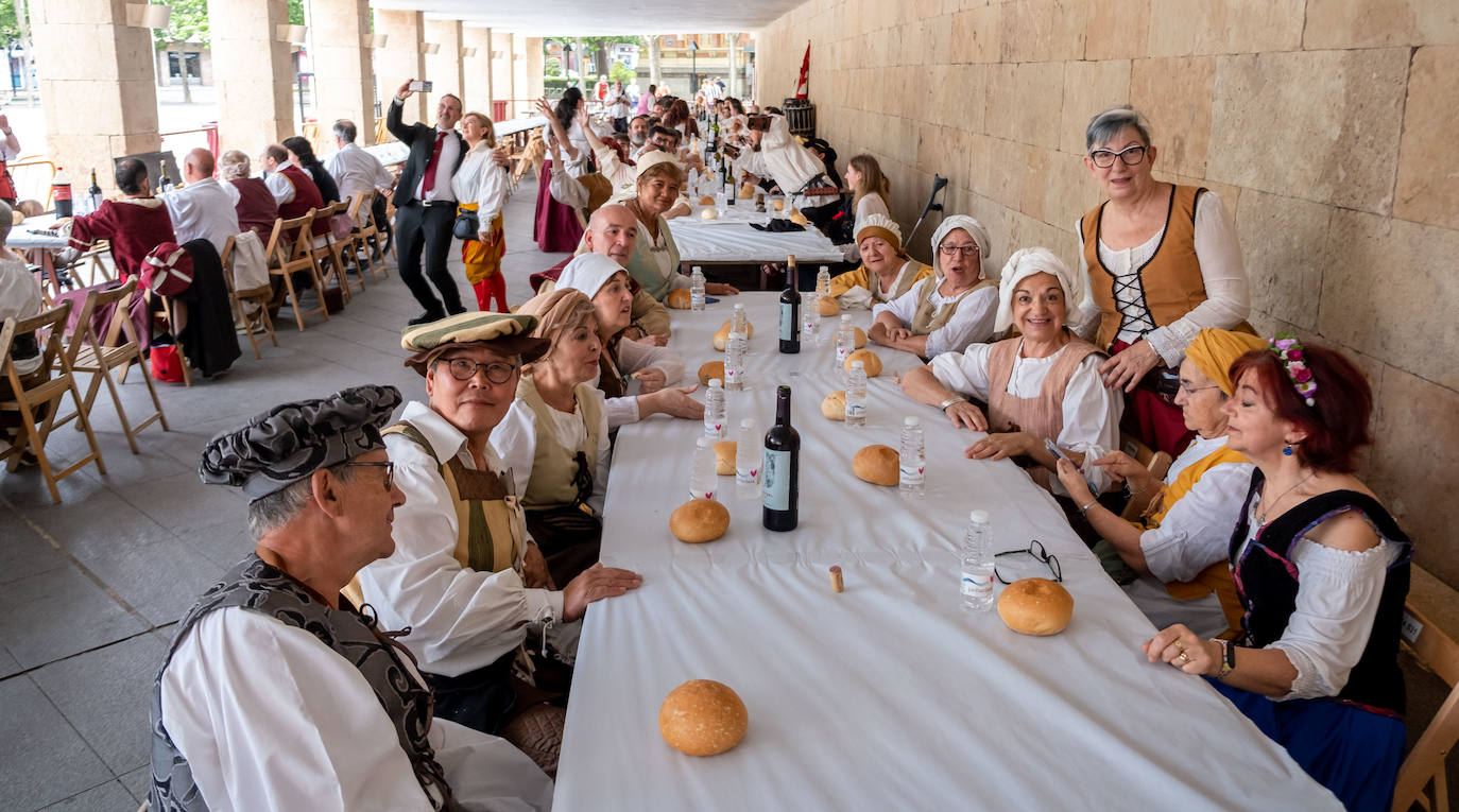 Fotos: Comida renacentista en los soportales del Ayuntamiento