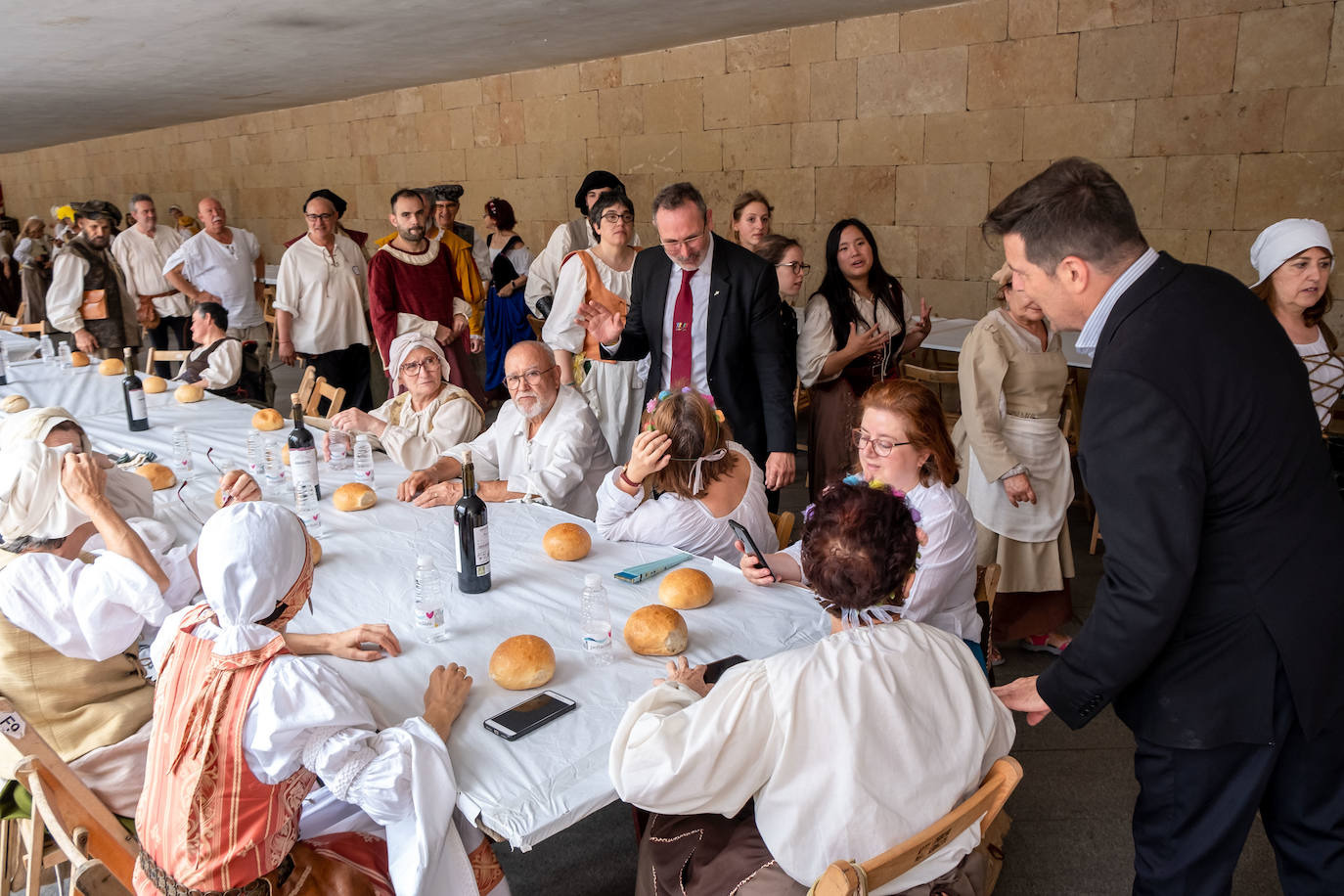 Fotos: Comida renacentista en los soportales del Ayuntamiento
