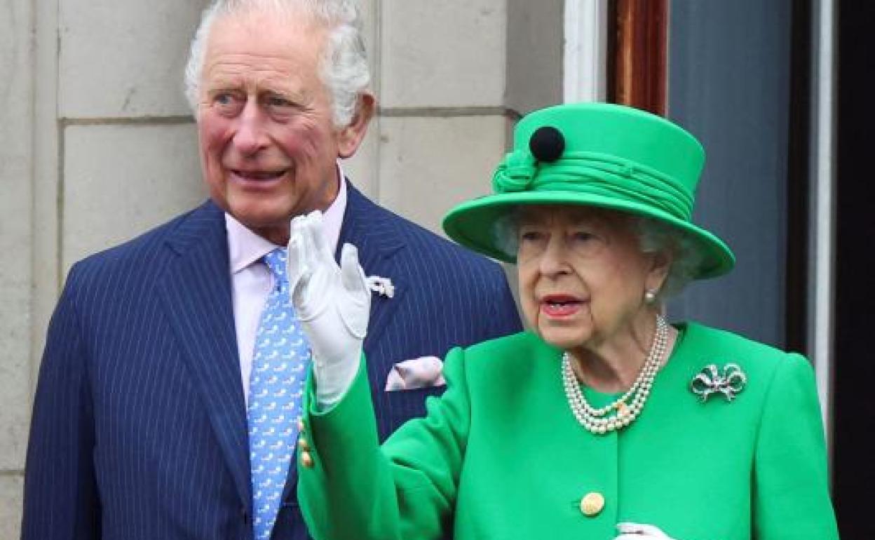 Isabel II y Carlos de Inglaterra. 