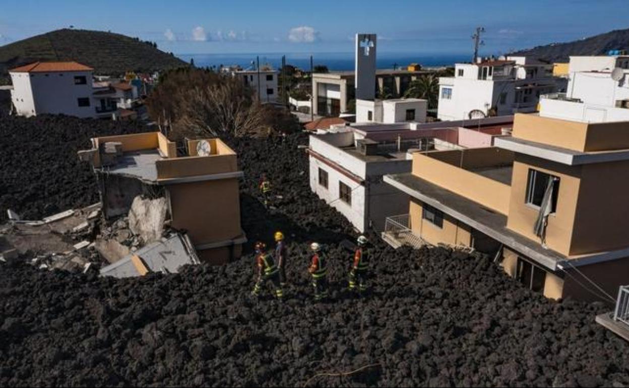 Efectivos de emergencias revisan el estado en que quedó La Laguna tras la erupción. 