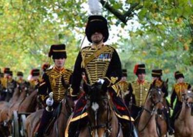 Imagen secundaria 1 - Mark, con la Reina de Inglaterra, comandando la tropa de su majestad y en una boda con su novia logroñesa