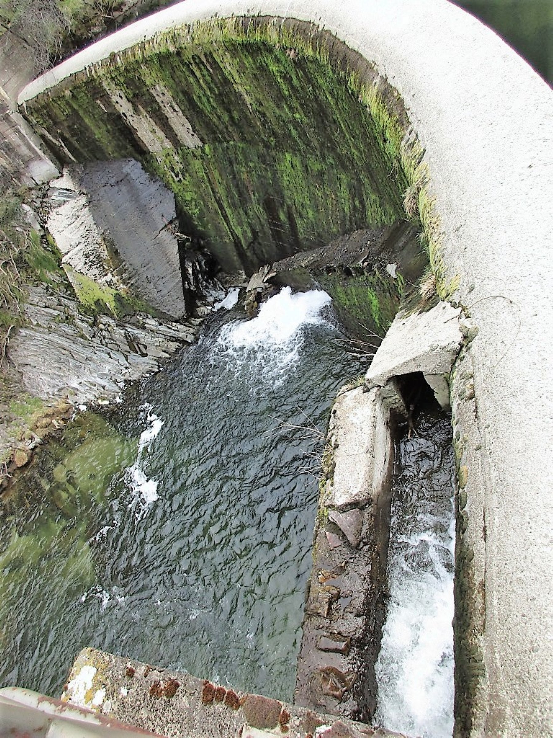 Muro de contención de la presa. 