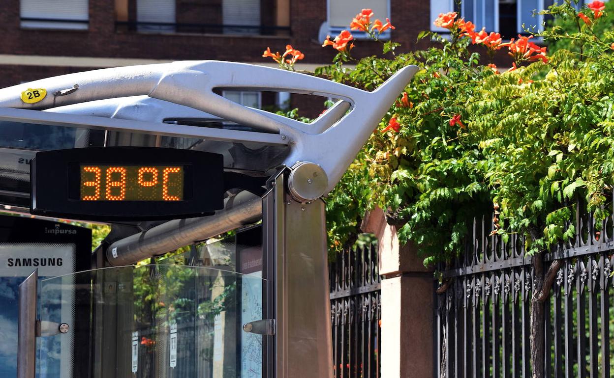 Termómetro en una marquesina de autobús de Logroño. 