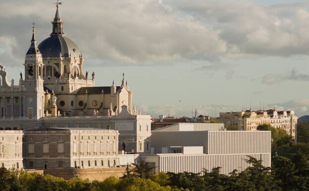 El edificio de Tuñón y Mansilla, junto a la catedral de La Almudena. 