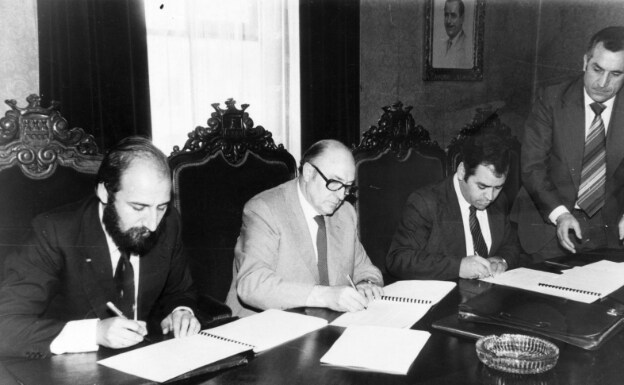 Firma del Estatuto de 1982. De izquierda a derecha, Javier Sáenz Cosculluela, Domingo Álvarez Ruiz de Viñaspre y Neftalí Isasi.